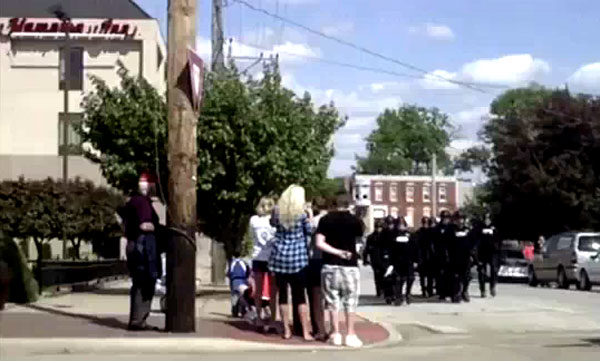Obama sends in riot police to shut up Tea Party in Quincy , Ill.  